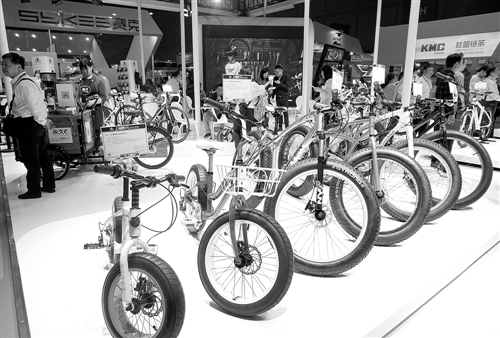 上海永久在本届展会上展出了山地车、雪地车等多款运动型自行车。（记者 董磊摄）